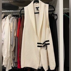 Knit H&M sweater vest with buckles